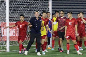 Thầy trò HLV Troussier lặng lẽ trước thềm Asian Cup