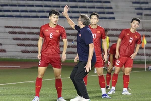 Ông Troussier khủng hoảng tuyến phòng ngự