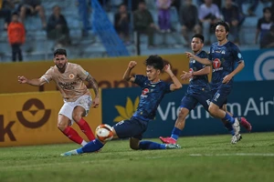 Thầy trò HLV Vũ Tiến Thành cặm cụi tìm chiến thắng