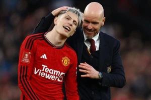 Nụ cười hiếm hoi của Ten Hag khắc khổ. Ảnh: GETTY IMAGES