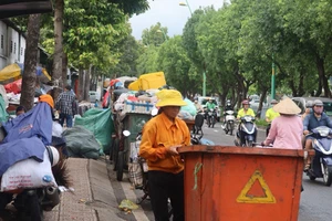 Khu phố có được tự ý quy định giờ đổ rác?