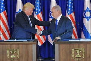 Ông Donald Trump khi là tổng thống Mỹ (trái) và Thủ tướng Israel Benjamin Netanyahu bắt tay sau khi phát biểu trước báo chí tại một bữa tối chính thức ở Jerusalem vào ngày 22-5-2017. Ảnh: AFP/GETTY IMAGES