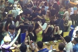 Đột kích 'vũ trường' lộ thiên ở trung tâm Sài Gòn