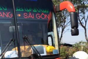 Cảnh sát bắn chỉ thiên chặn xe khách vi phạm