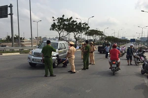 Hơn 30 mô tô cảnh sát truy đuổi 'xe điên' náo loạn sài Gòn