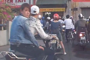 Cặp nam nữ cướp giật bị camera hành trình quay rõ được hình dáng, biển số xe