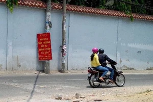 Lê Hoàng Anh Vũ và Nguyễn Văn Cường hai nghi can chuyên giết cướp xe ôm vừa bị công an Bình Tân bắt. 