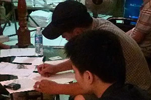 Nhóm côn đồ xông vào quán bar đâm chém loạn xạ