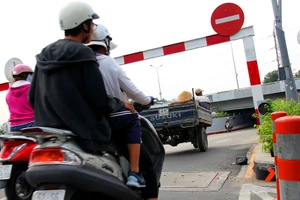 TP.HCM: Khổ sở khi qua hầm cầu Điện Biên Phủ