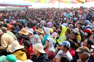 Chùm ảnh: 4.000 người đội nắng theo dõi phiên xử vụ thảm sát Bình Phước