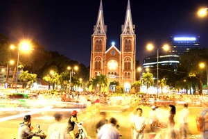 Dòng người ùn ùn đổ về trung tâm TP đón Giáng sinh