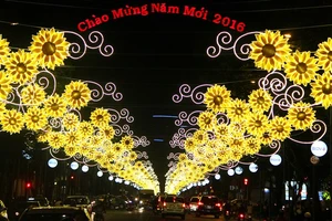 Phố Sài Gòn rực rỡ đèn hoa đón mùa xuân mới