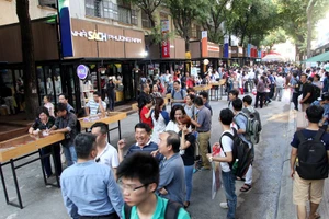 TP.HCM: Đông đảo người dân tham quan đường sách trong ngày khánh thành