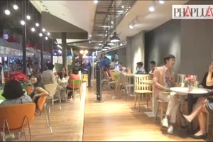 Người dân thích thú với không gian về đêm của đường sách