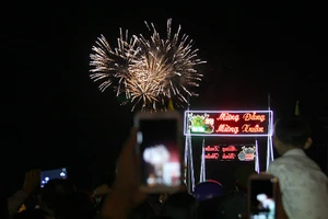 Văn hóa xem pháo hoa giao thừa ở phố huyện cực Nam Tổ Quốc