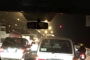 21 giờ mùng 6 Tết, dòng xe vẫn ngồn ngộn trên cầu Mỹ Thuận 