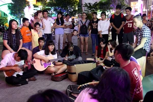 Nhóm nhạc đường phố làm nóng đường Nguyễn Huệ sau tết