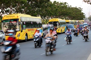 Bị cấm trong trung tâm, xe khách dạt ra vùng ven đón khách