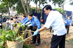 Bí thư Thăng xắn tay áo cùng người dân vớt lục bình