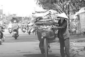 Những người phụ nữ vất vả mưu sinh trong ngày 8-3