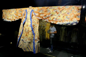 Hơn 1 tỉ đồng phục chế áo long bào vua Bảo Đại