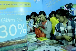 Độc giả chen nhau tham dự Hội sách TP.HCM 2016