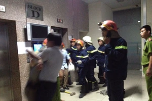 Hơn 10 người kêu cứu trong thang máy bị kẹt ở chung cư