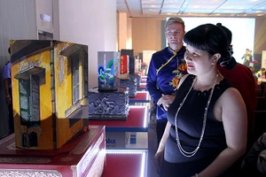 Chùm ảnh: Cận cảnh sáu cuốn từ điển trị giá hơn một tỉ đồng