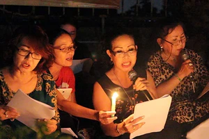 Người yêu nhạc hát suốt đêm bên mộ nhạc sĩ Trịnh Công Sơn 