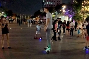 Trào lưu xe điện thăng bằng nở rộ trên phố Nguyễn Huệ