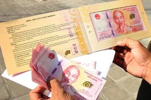 TP.HCM: Người dân xếp hàng cả tiếng chờ mua tiền lưu niệm