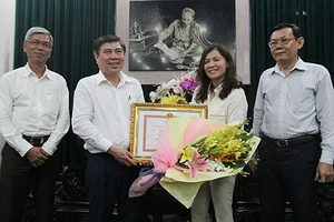 UBND TP khen thưởng nóng phóng viên đưa tin vụ quán cà phê Xin Chào