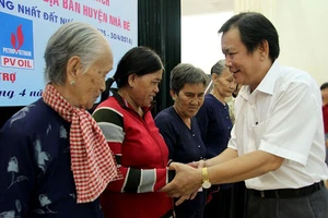 Báo Pháp Luật TP.HCM trao 200 phần quà cho người nghèo Nhà Bè