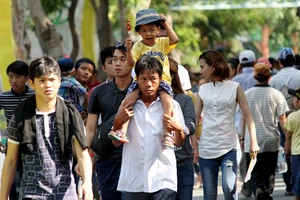 TP.HCM: Người dân đổ về các khu vui chơi tránh nóng dịp lễ 30-4