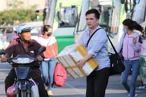 Người dân miền Tây lỉnh kỉnh đồ đạc trở lại TP.HCM sau lễ