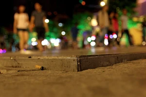 Lồi lõm, bong tróc đá trên phố đi bộ Nguyễn Huệ 