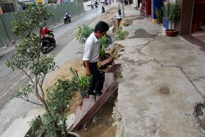 Nhà dân nổi cao hơn mặt đường cả mét ở Sài Gòn