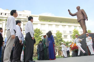 Lãnh đạo TP.HCM dâng hương, dâng hoa mừng sinh nhật Bác