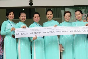 Hàng ngàn người chờ đón Tổng thống Obama từ sáng sớm 