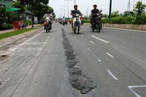 Đại lộ đẹp nhất TP.HCM xuất hiện nhiều vết nứt lạ