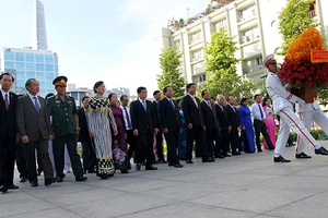 Bí thư Đinh La Thăng dâng hương, dâng hoa tưởng nhớ Bác Hồ