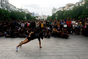 Phát sốt với cô gái một tay hít đất khiến mọi người thán phục