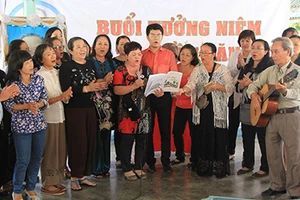 Hàng trăm người về thắp hương trong ngày giỗ đầu Giáo sư Khê