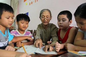 Vợ chồng giáo viên hơn 20 năm dạy miễn phí cho học sinh nghèo