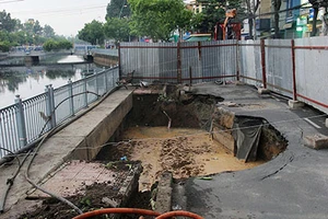 Cận cảnh “hố tử thần” có thể nuốt trọn xe buýt trên đường Trường Sa