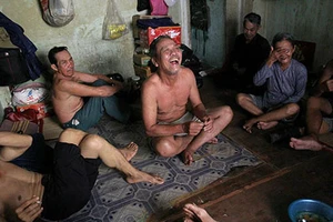 Cuộc sống của 'Đại gia đình' 37 người bán vé số ở Sài Gòn 