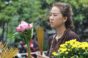 Già trẻ “đội nắng” lên chùa trong ngày lễ Vu lan