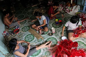 Đại gia đình ba thế hệ tất bật làm lồng đèn Trung thu