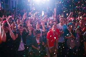Cộng đồng LGBT TP.HCM đội mưa ăn mừng ngày hội VietPride 2016