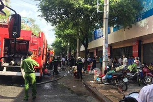 Cháy khu thực phẩm chợ An Đông, hàng trăm tiểu thương tháo chạy 